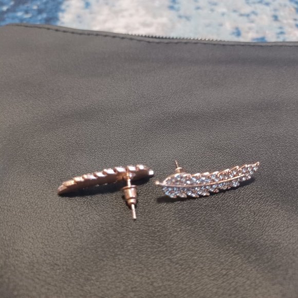 ⭐NWT Rose Gold Leaf Vine Diamond Studs - Picture 3 of 5